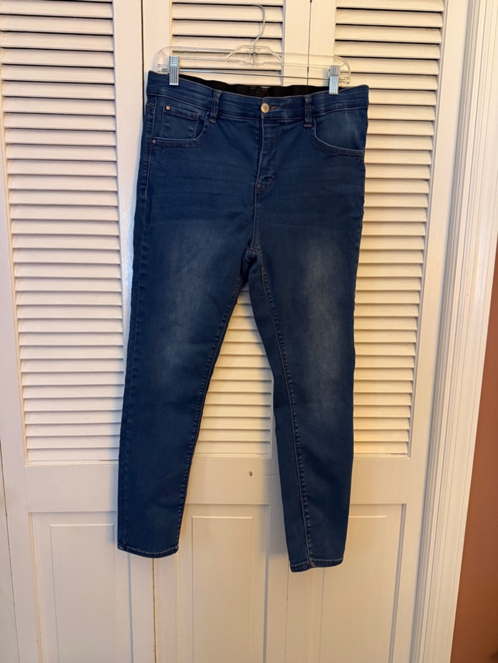 Women's Skinny Jeans in Dark Blue Wash
